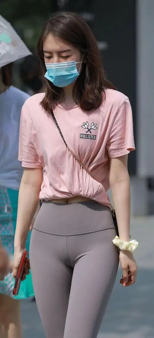 小姐姐鼓包明显穿上紧身瑜伽裤照样迷人彰显性感迷人曲线