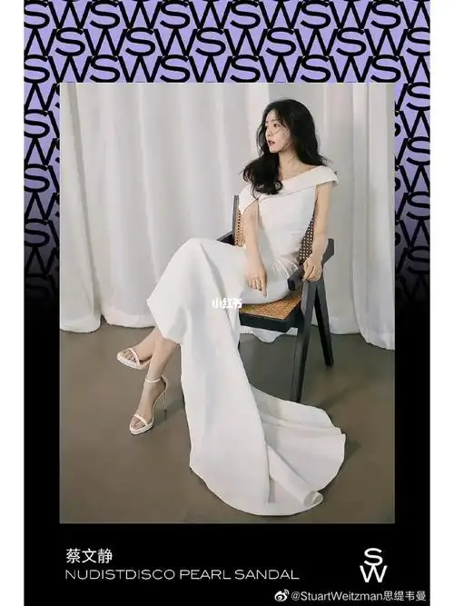 步履间展露自信态度,演员@蔡文静 身着纯白斜肩长裙搭配@stuart