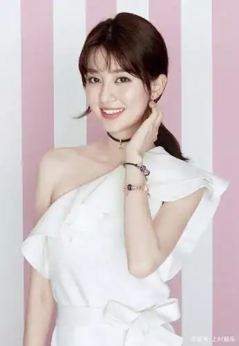 乔欣照片合辑,肤白貌美,娇萌可爱的独特气质,让人眼前一亮!