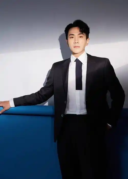 刘恺威的侧颜杀真绝,穿西装笔挺俊朗,看不出是"奔五的大叔"_魅力_黑色