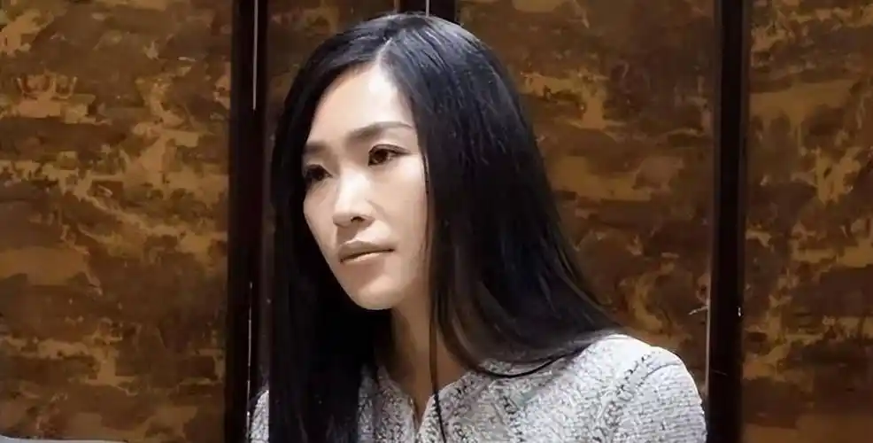 张艺谋女儿嫁人被家暴,不顾反对二婚又嫁外国人,如今过成啥样了_张末