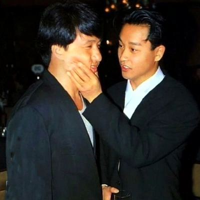 图为年轻时候的张国荣和成龙,哥哥手捏着成龙的脸,他们还有这么调皮的