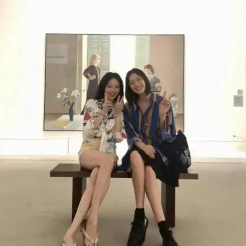 他身高接近1.7米,身材修长,双腿又长又直.