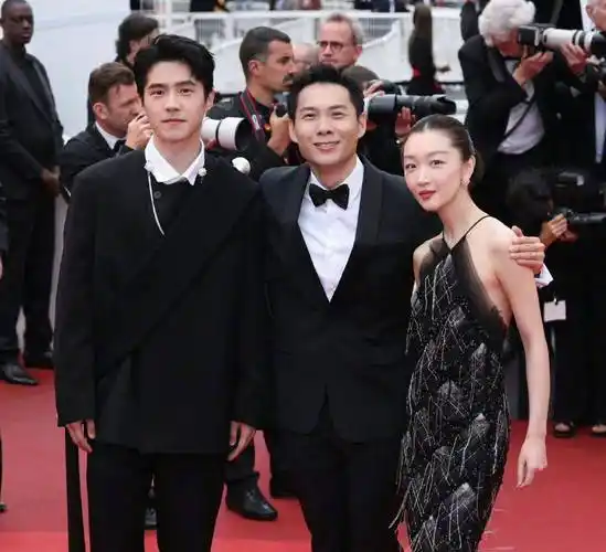 周冬雨刘昊然戛纳红毯同框,女方偷瞄刘昊然,男方眼神躲闪避嫌_显得