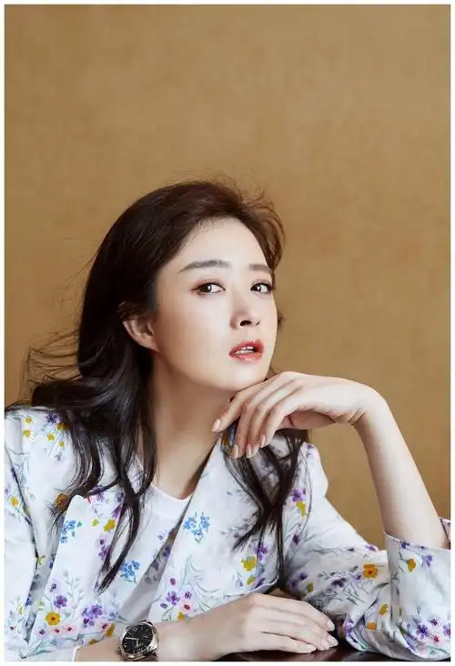 如今,蒋欣胖得连脖子都看不到了,低头走路的样子,真的是特别显老