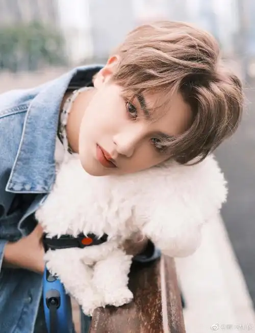 黄明昊午后街头写真##黄明昊牛仔套装造型