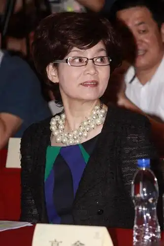 潘虹穿衣的确有品位全身散发高雅贵气同辈那些装嫩的没法比