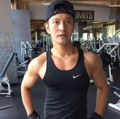 黄晓明穿西装健身,肌肉要"冲"出屏幕,网友:健身去油腻_样子_画面_运动