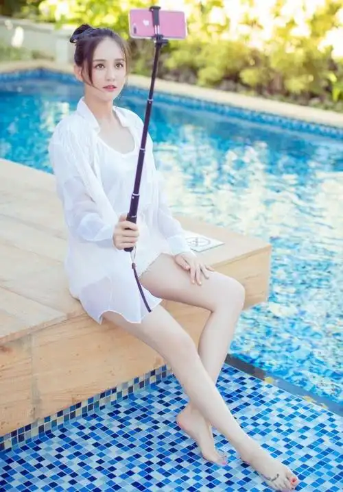陈乔恩在泳池边自拍去游泳哪需要穿泳衣像她这样才更吸引人
