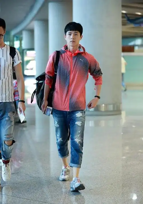 刘昊然抠完脚丫又闻手一条有味道的热搜霸榜恶意剪辑小题大做