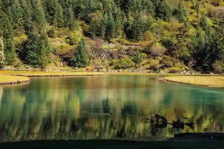 康定月亮湖风光