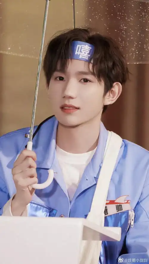 王源便利贴男孩#源源戴眼镜也太斯文太帅气了吧!