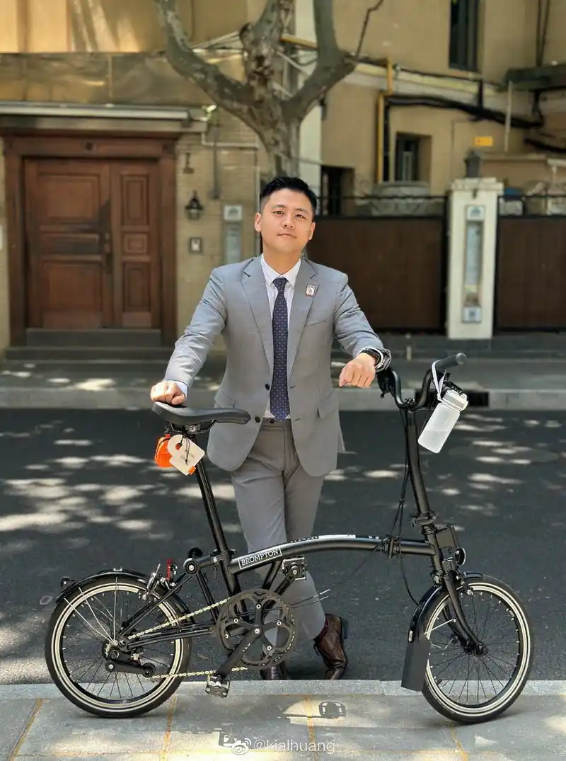 正装大叔 来自水印