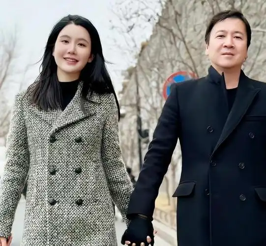 时间的河流里,赖文峰与杨钰莹的生活轨迹似乎渐行渐远.