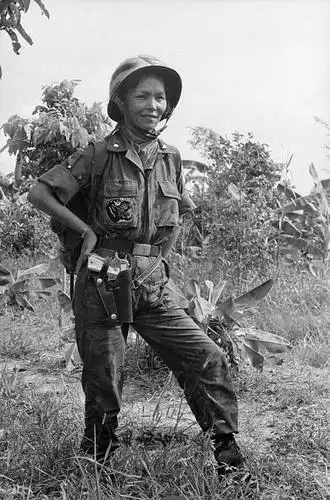 越战时期南越国军老照片拥有美式装备的散兵游勇战场上打酱油
