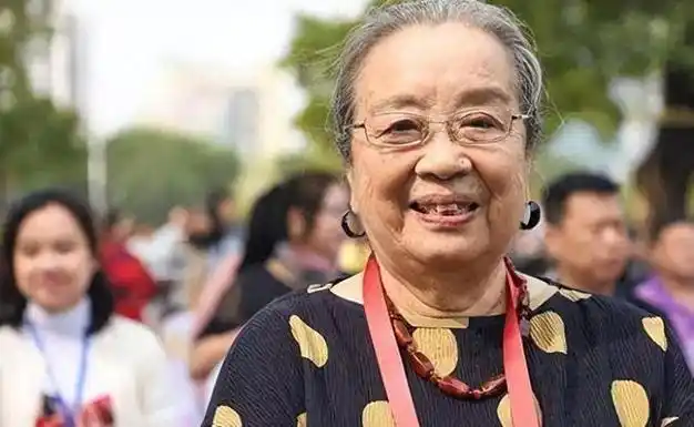 李明启街头闲逛,两鬓斑白外套起球反应慢,被指生活拮据|容嬷嬷|老演员