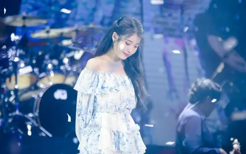 iu李知恩出道12周年贺礼尽管我们的手中空无一物