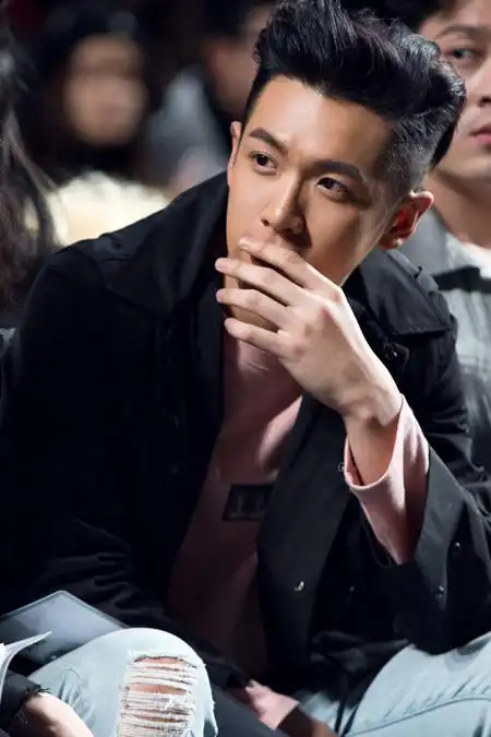 柯震东帅气出击时装周 人气高引粉丝疯狂围观