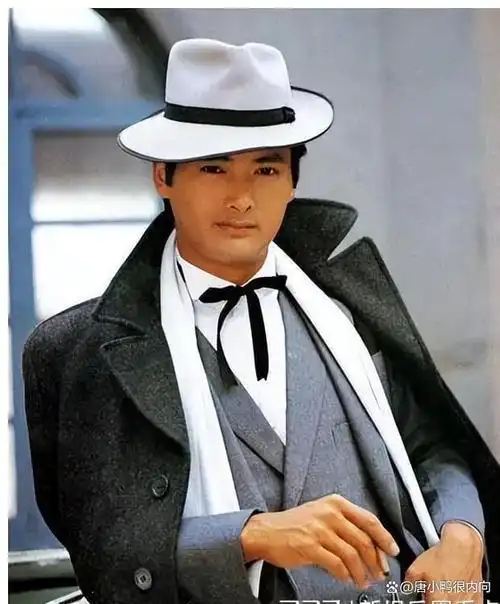 周润发的长姐周聪玲在家庭中肩负了重担,并通过工作来帮助家庭