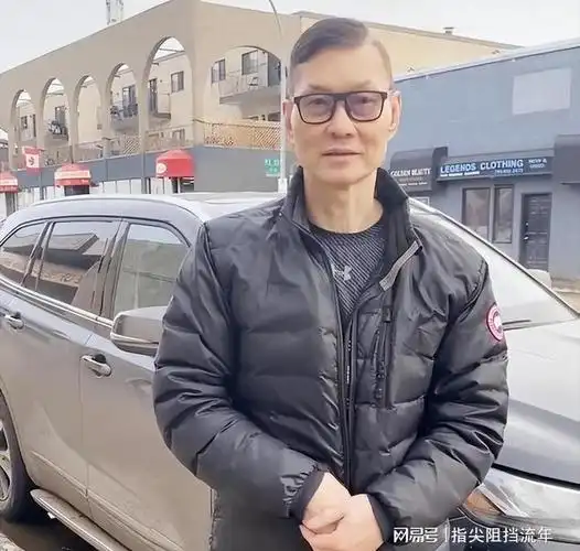 65岁周比利晒半裸照六块腹肌很有型精神饱满与李连杰差别不小