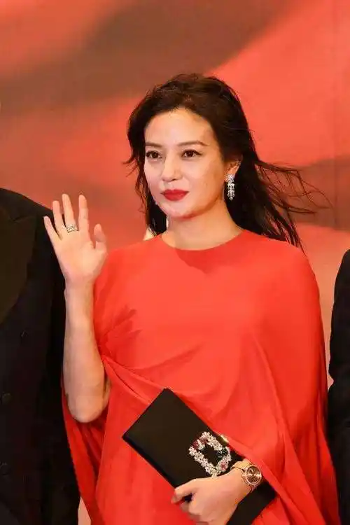 45岁赵薇素颜出镜,身材略微发胖皮肤松弛,"女神"样子太普通