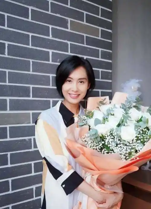 20岁朱茵接女儿放学,眉眼间难掩疲倦,网友慨叹:女神老了_黄贯中_紫霞