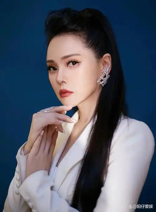 才女伊能静,嫁给小10岁的秦昊,将生活过成自己想要的样子