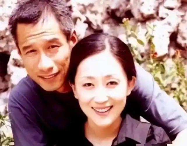 刘佩琦的潇洒人生踹导演上战场和妻子偷户口本结婚恩爱30年