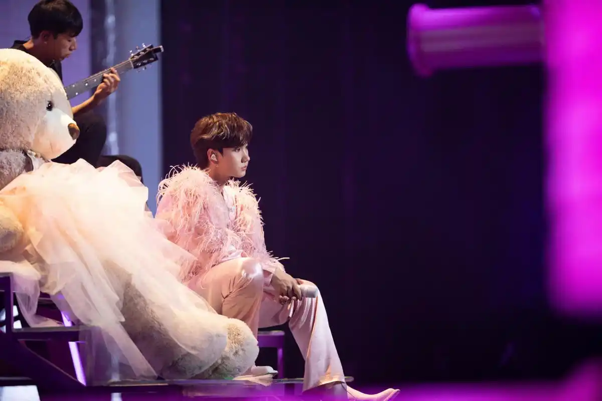 六公主拍摄的汪苏泷照片展现他不同寻常的一面" 最近,六公主拍摄的