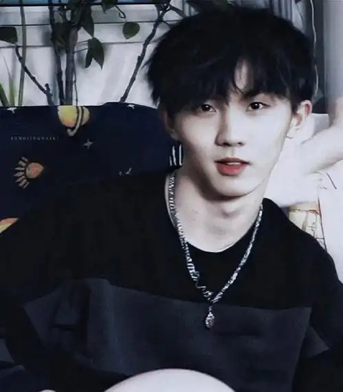 马嘉祺黑色连帽衫##马嘉祺眼神压迫感