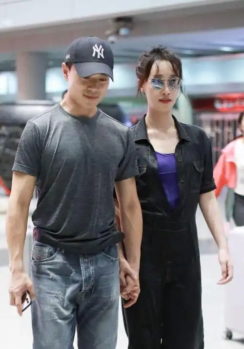 蓝盈莹和男友曹俊现身机场全程亲密十指相扣狂撒狗粮