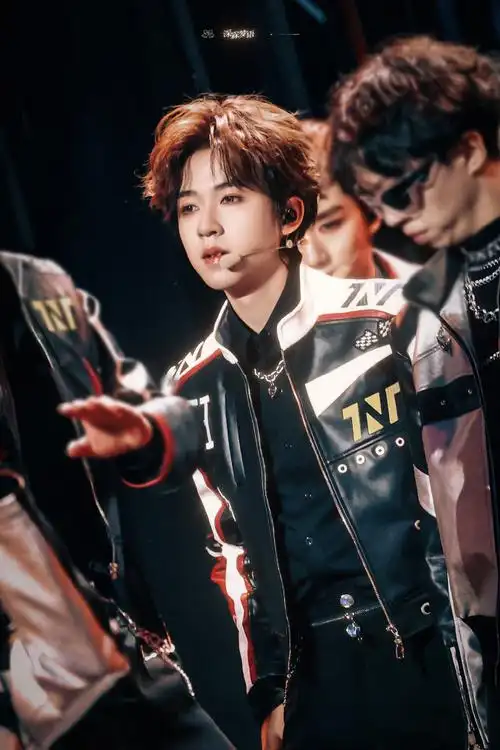 贺峻霖 梦蝶破笼##时代少年团叁重楼暨出道四周年演唱会