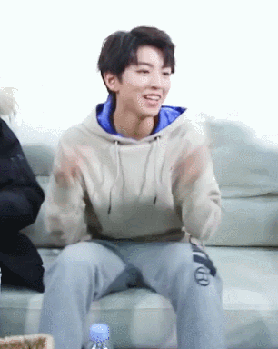 tfboys王俊凯拍手可爱开心gif动图_动态图_表情包下载_soogif