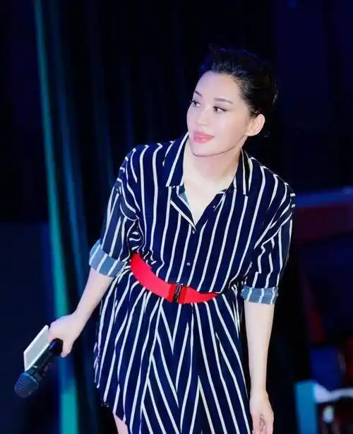 49岁许晴放飞自我,边走边解腰带秀美腿,和小13岁彭于晏互动有爱_少女