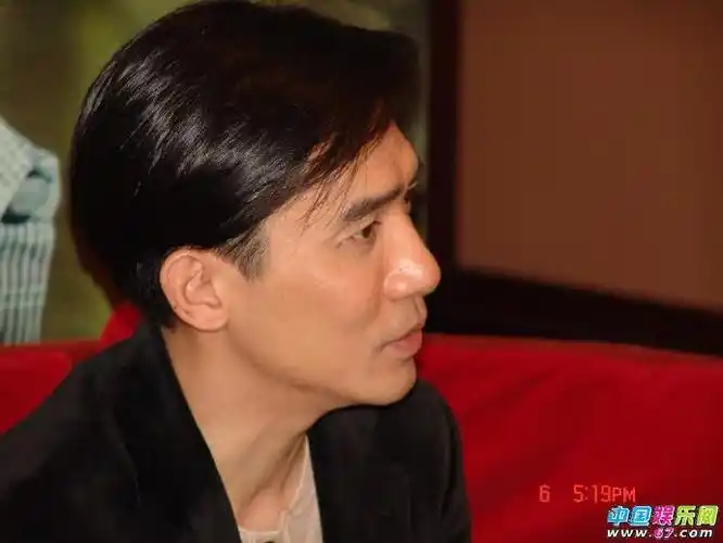 梁朝伟头型也很好看,能看出来侧脸也是很立体的,头扁的男星有很多,我