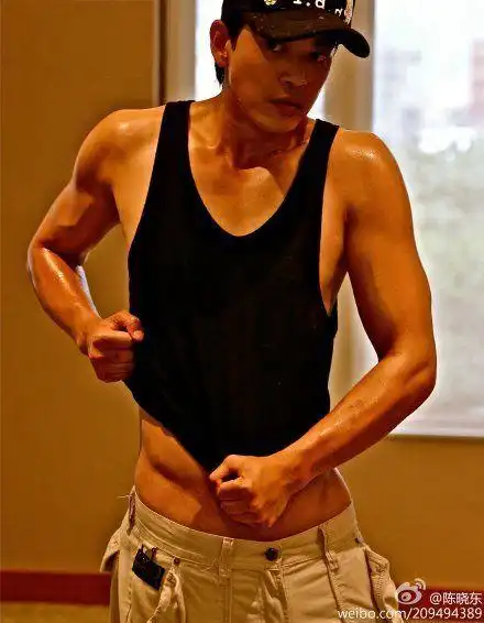 陈晓东秀人鱼线 露股沟被赞性感男神