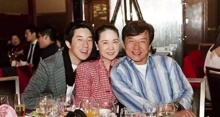 成龙的爱情大揭秘,原来他也有一段不为人知的往事_凤娇_吴绮莉_信任