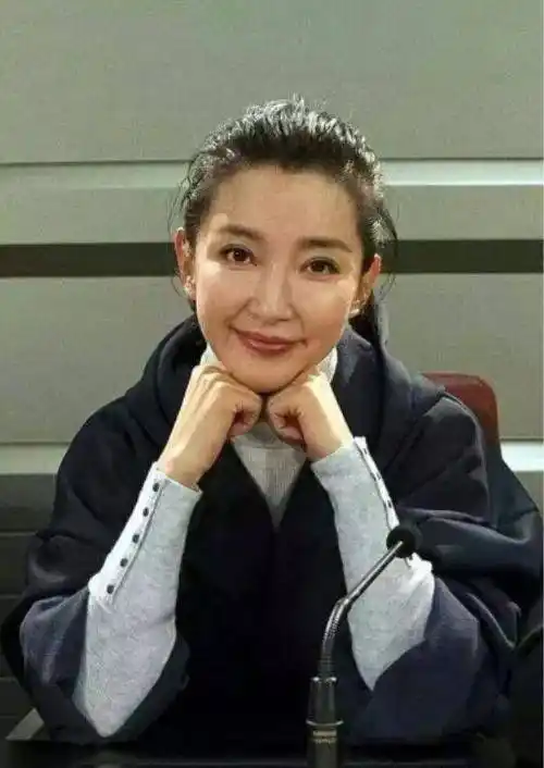 李冰冰走机场被拍,驼背体态瘦显得老,而且浑身透着疲惫和憔悴感_照片