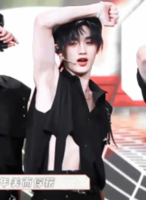 妈耶,丁程鑫身子也太软了,不愧是主舞大人,腰力值max