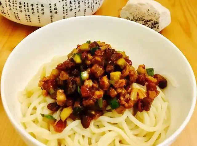 胶东特色炸酱面鱼籽肉丁炸酱面的家常做法