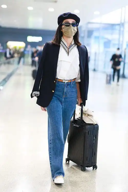 杨采钰的时尚感没得说日常出行都很出众牛仔裤配西装好高级