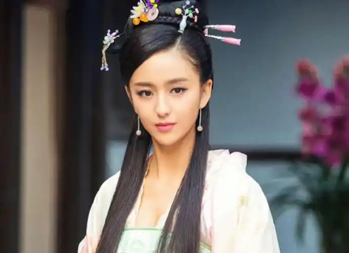 同样是女星古装造型,唐嫣俏皮可爱,胖迪美丽动人!最