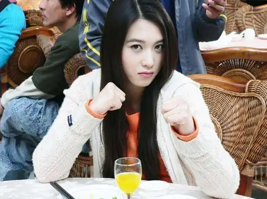 借着前两部剧的东风,宁丹琳很轻松的摘到了桃子,因为出演这部剧,19岁