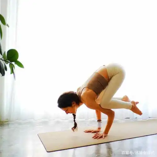 祝绪丹太美了,穿亮片外套配超短裤露出逆天长腿,丸子头俏皮洋气