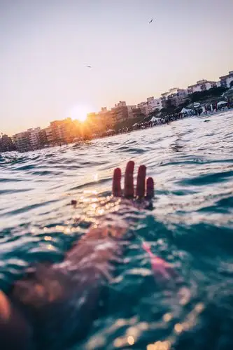 在海滩游泳的人|大海,巴西,建筑物,手,日出,日落,水,海洋,海滩,黄昏