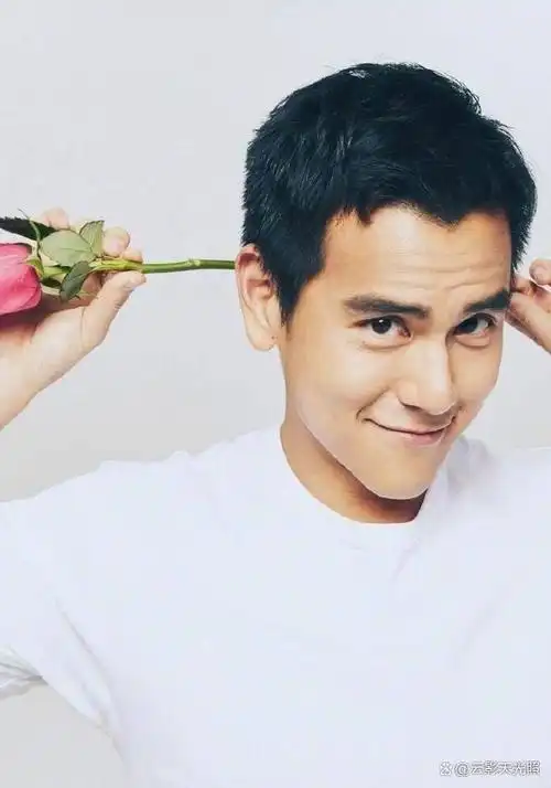 彭于晏的4岁,10岁,14岁,20岁,31岁,完成一个男人的励志蜕变