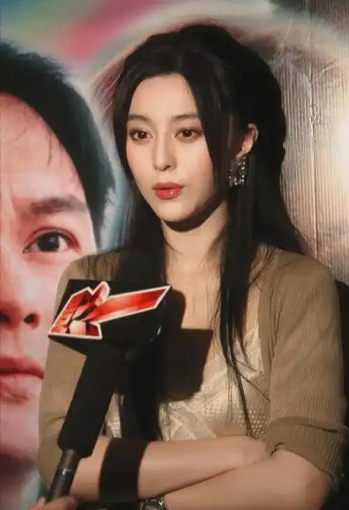 范冰冰20岁进组照曝光!白色吊带裙搭小针织,网友:美过头了!