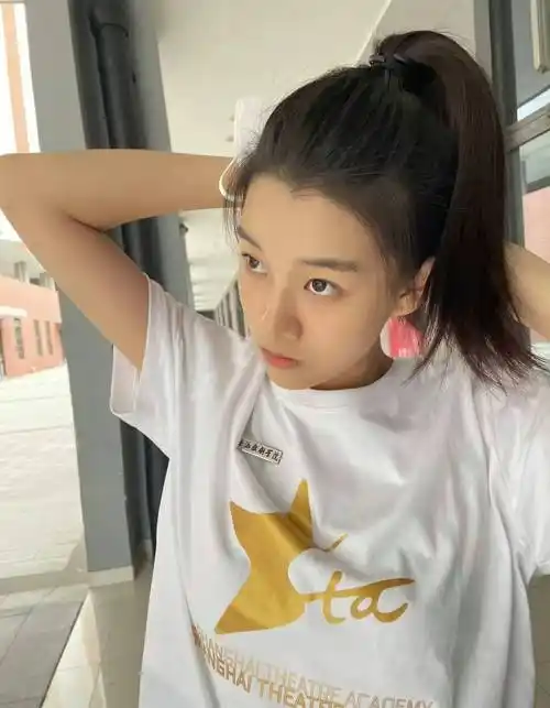 原创中国新生代正能量艺人刘施彤天生丽质心怀祖国勤奋学习的宝藏女孩