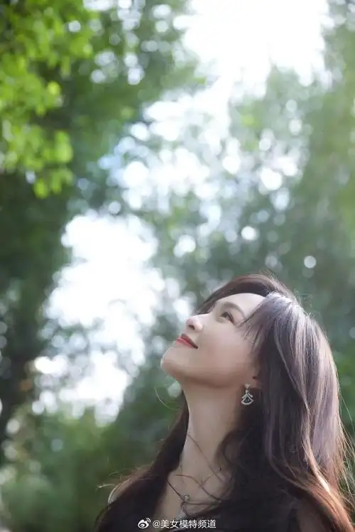 唐嫣白色露肩长裙大片曝光夏日绿茵中长发翩然温柔缱绻