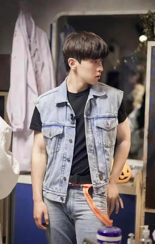 原创邓伦穿搭太酷了,穿蓝色衬衫配白色工装背带裤,个性又显魅力